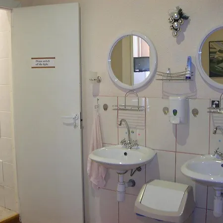 Elizabeth's Yh Hostel *